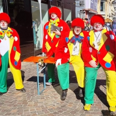Umzug Konstanz: Die Clowngruppe beim Plaketten verkaufen.