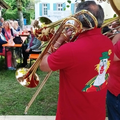 Vatertag der Clowngruppe: Letzter Auftritt des Tages beim Dettinger Frühlinksfest.