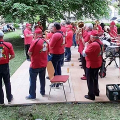 Vatertag der Clowngruppe: Letzter Auftritt des Tages beim Dettinger Frühlinksfest.