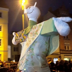 Verbrennung auf dem Stefanplatz: Die Puppe wurde auf den Platz gezogen.