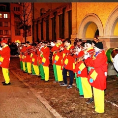Verbrennung auf dem Stefanplatz: Währenddessen spielte die Clowngruppe der Schneckenburg.