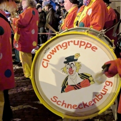 Verbrennung auf dem Stefanplatz: Währenddessen spielte die Clowngruppe der Schneckenburg.