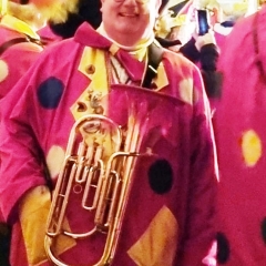 Verbrennung auf dem Stefanplatz: Währenddessen spielte die Clowngruppe der Schneckenburg.