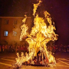 Verbrennung auf dem Stefanplatz: Dann brannte die Puppe.