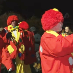 Nachtumzug in Überlingen am Ried. Dann folgte die Clowngruppe.