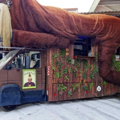 Schneeschreck-Erwachen in der Unikurve: Das Schneeschreckauto kommt aus der Garage.