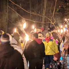 Schneeschreck-Erwachen in der Unikurve: Der Umzug läuft durch den Wald.