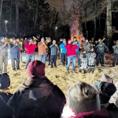 Schneeschreck-Erwachen in der Unikurve: Die Clowngruppe unter der Leitung von Tony Sferragatta spielte am Feuer.