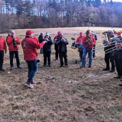 Narrenbaum holen in Hegne: Die Clowngruppe unter der Leitung von Tony Sferragatta spielten natürlich auch.
