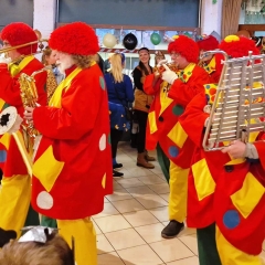 Die Clowngruppe unter der Leitung von Tony Sferragatta beim Kinderball der Miesenfiese Höllenbengel.