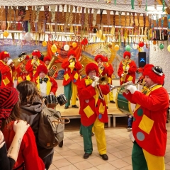 Die Clowngruppe unter der Leitung von Tony Sferragatta beim Kinderball der Miesenfiese Höllenbengel.