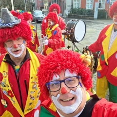 Rosenmontag: Die Clowngruppe auf der Gass'.
