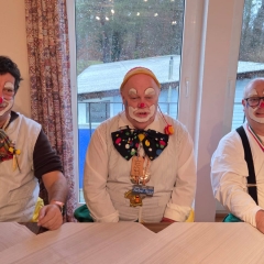 Rosenmontag: Die Clowngruppe beim Essen in Überlingen am Ried.