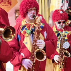 Rosenmontag: Die Clowngruppe spielte bei den Rebwiebern in Singen.