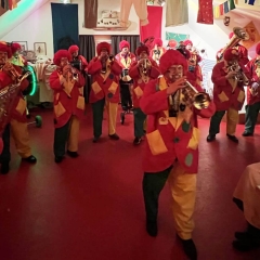 Rosenmontag: Die Clowngruppe spielte bei den Rebwiebern in Singen.