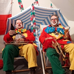 Rosenmontag: Die Clowngruppe spielte bei den Rebwiebern in Singen.
