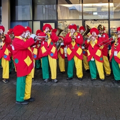 Schmutziger Donnerstag: Die Clowngruppe unter der Leitung von Tony Sferragatta spielte zum Narrenbaum stellen vor dem Edeka.