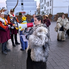 Schmutziger Donnerstag: Ein junger Schneeschreck beim Vorlesen der Losung 2026.