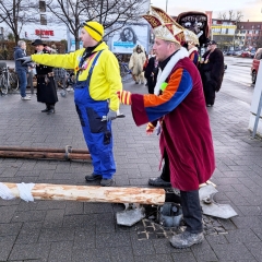 Schmutziger Donnerstag: Der Baum wurde gestellt.