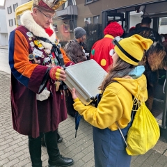 Schmutziger Donnerstag: Von nun an ging es mit dem Bus weiter.