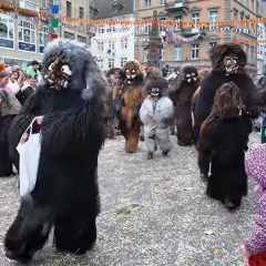 Umzug Fasnachtssonntag: Der Schneeschreck während dem Umzug.