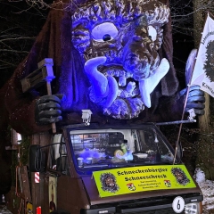 Schneeschreck-Erwachen in der Unikurve: Das Schneeschreckauto bei Nacht.