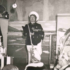 Bunter Abend 1938: Betriebsleiter Willi Gottmann als Kapitän.