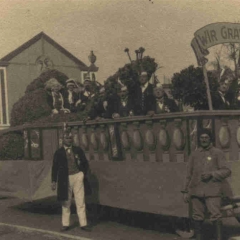 Der große Rosenwagen der Schneckenburg beim Jubiläums-Umzug der Elefanten (50 Jahre) aus dem Jahre 1930.