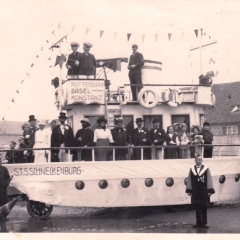 Umzug Fasnachtssonntag 1938: Das berühmte Narrenschiff der Schneckenburg. Es stellt die Rheinschifffahrtslinie Rotterdam-Konstanz dar. Am Bug des Schiffes: Der junge Werner Mutter.