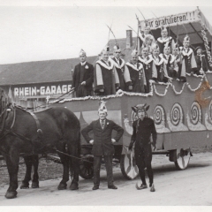 Umzug Fasnachtssonntag 1934: Auch in diesem Jahr gab es einen großen Gratulationswagen.