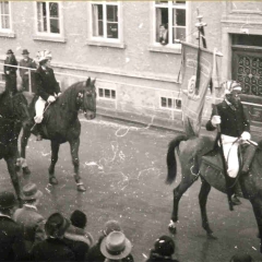 Umzug Fasnachtssonntag 1938: Mit Fahne hoch zu Roß.