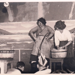 Bunter Abend 1938: Elfer Gottmann und Maria Schäfer beim Großputz.