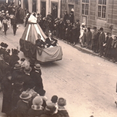 Umzug Fasnachtssonntag 1928: Die große Armada der Schneckenburg. Die Spitze bildeten der Präsidentenwagen und die Petershauser Bürgermusik.
