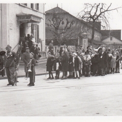 Umzug Fasnachtssonntag 1939: Fertig werden zum Umzug in die Stadt.