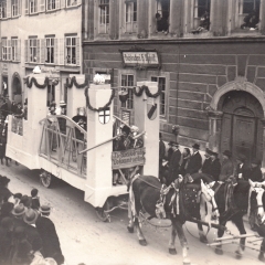 Umzug Fasnachtssonntag 1928: Den Schluß bildete der Motivwagen, der die neue Rheinbrücke darstellen sollte.
