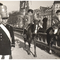 Umzug Fasnachtssonntag 1934: Hoch zu Roß geht es über die Rheinbrücke.