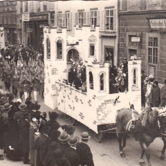 Umzug Fasnachtssonntag 1928: Danach folgte der Elferrat der Spielmannszug und Klepperlegarde.