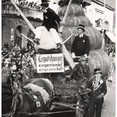 Umzug Fasnachtssonntag 1934: Der Schneckenwagen fährt über die Marktstätte.