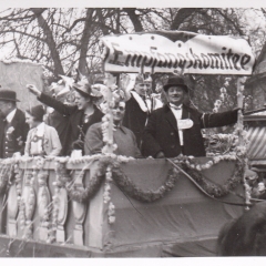 Umzug Fasnachtssonntag 1938: Das Empfangskomitee. In Lederhosen: Elli Bischoff.