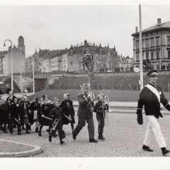 Umzug Fasnachtssonntag 1939: Der Narrensamen immer hinterher.