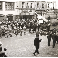 Umzug Fasnachtssonntag 1934: Die Klepperlegarde und der Schneckenwagen.