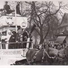 Umzug Fasnachtssonntag 1938: Das berühmte Narrenschiff der Schneckenburg. Es stellt die Rheinschifffahrtslinie Rotterdam-Konstanz dar. Am Bug des Schiffes: Der junge Werner Mutter.