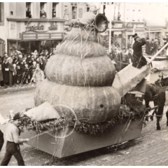 Umzug Fasnachtssonntag 1934: Der große Schneckenwagen wieder auf der Marktstätte.