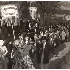 Umzug Fasnachtssonntag 1934: Der Narrensamen hinterher.